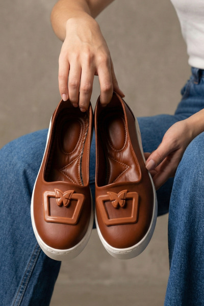 Beyond Жіночі сучасні шкіряні балетки з пряжкою BYNDBYZ01