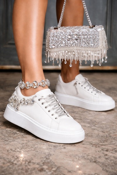 Giydim Gidiyor Бели маратонки – с детайли от хена и кристални камъни