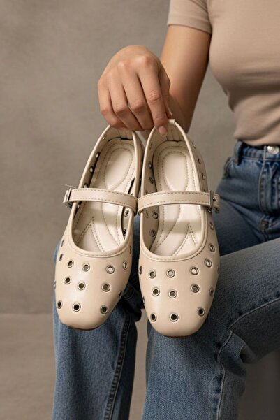 Beyond Дамски бежови балетни пантофки с метална катарама и детайл от кожа, 1 ...