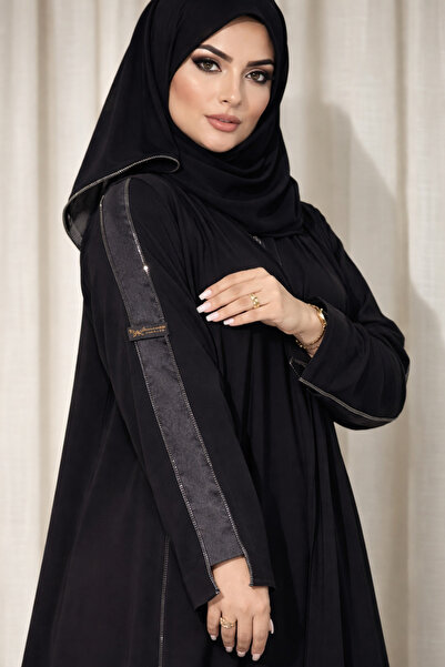 Elegant An elegant abaya in crepe fabric, adorned with sparkling crystal line...