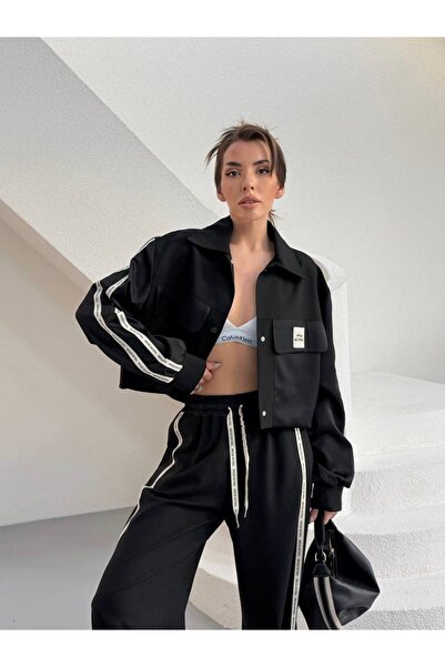 MODA طقم رياضي أسود من قطعتين مع تفاصيل ملصقات ماتشلي من القماش