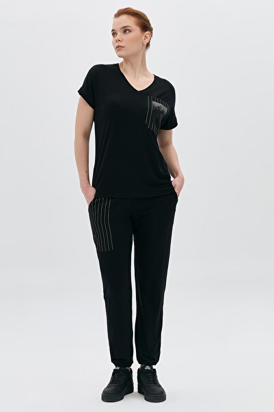 DAIDO V Yaka Çizgili Taş Cepli T-Shirt