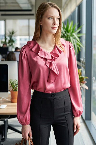 armonika Dámská tmavě růžová saténová halenka s volánkovým límcem a rukávem