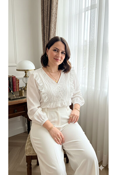 MELEK KOSTAK بلوزة نسائية من الكتان المطرز بأكمام من الدانتيل باللون الأبيض