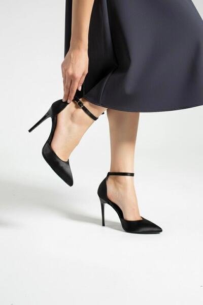 marinarosse حذاء كادين مونيكا بكعب عالٍ ورفيع مع حزام للكاحل من الساتان الأسود