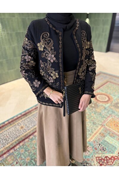 Lavanta Tekstil سترة بتصميم مطرز بالخرز على شكل زهرة