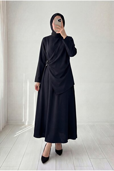 BENAHOLL فستان يلدّا بأزرار على الجهتين من الكريب بتفاصيل إكسسوارات بسيطة - F...