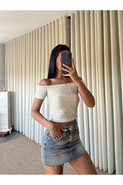 mydukkan.co بلوزة مادونا ذات ياقة مزينة بالدانتيل - بيج