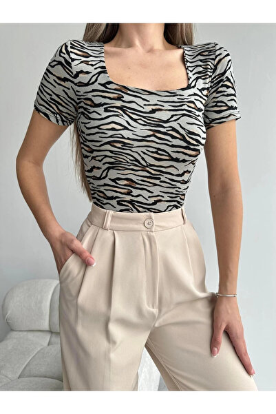 mydukkan.co بلوزة بأكمام قصيرة وياقة مربعة منقوشة باللون الرمادي - رمادي