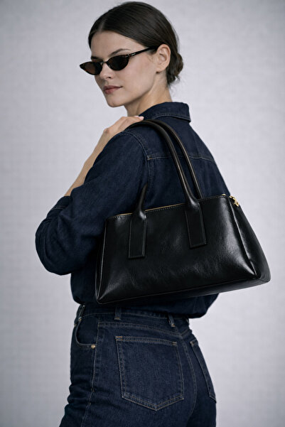 mèche atelier since 2024 حقيبة كتف نسائية من مونيكا باللون الأسود