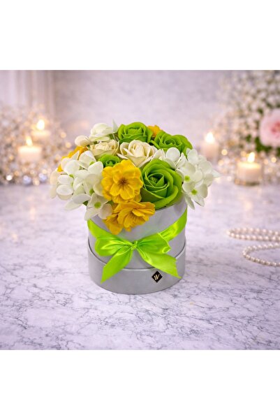 velve Aranjament floral in cutie alba rotunda cu trandafiri din sapun si alte...