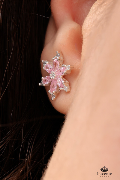 Lucente Jewellery 925 Ayar Şans ve Bereket Simgesi Pembe Lotus Kararma Karşıtı Rodyum Güçlendirmeli Gümüş Sevgiliye Eşe Kız Arkadaşa Anneye Doğum Günü Hediyesi Kamelya Çiçeği Lotus İğneli Şık & Zarif 1 Çift Küpe