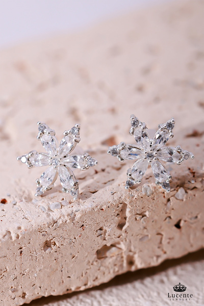 Lucente Jewellery 925 Ayar Şans ve Bereket Simgesi Beyaz Lotus Kararma Karşıtı Rodyum Güçlendirmeli Gümüş Sevgiliye Eşe Kız Arkadaşa Anneye Doğum Günü Hediyesi Kamelya Çiçeği Lotus İğneli Şık & Zarif 1 Çift Küpe