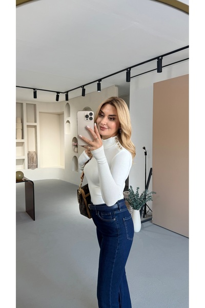 Sezgi Tekin Detalj dugmeta na ramenu Visoka kragna Ecru bluza