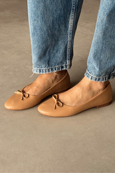 nope21shoess حذاء باليه من الجلد الطبيعي من ماركة Base Biscuit