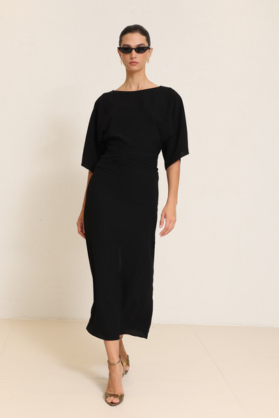 Setre Siyah Kol Ve Yaka Detaylı Tam Kalıp Midi Boy Elbise