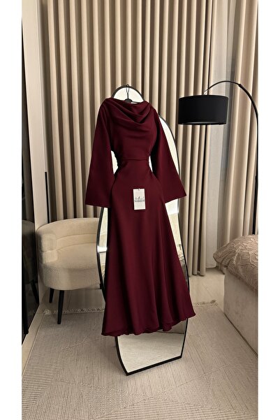 Nareen Fashion فستان سهرة أنيق باللون العنابي الغامق، بتصميم راقٍ يعكس الفخام...