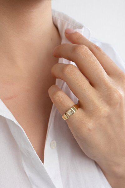 Ressia Rectangular Zircon Stone Detailed Ring