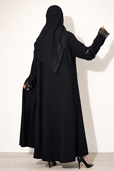 Elegant عباية بقماش الكريب مزينة بدانتيل علي الاكمام وكذاك الطرحة