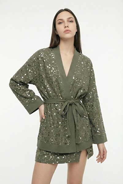 Quzu كيمونو قصير مطرز بالترتر مع حزام باللون الكاكي