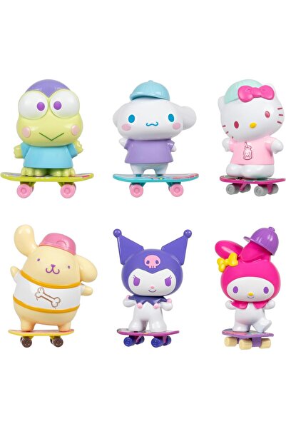 SANRIO مجسم هيلو كيتي وأصدقائها المميز مع لوح تزلج