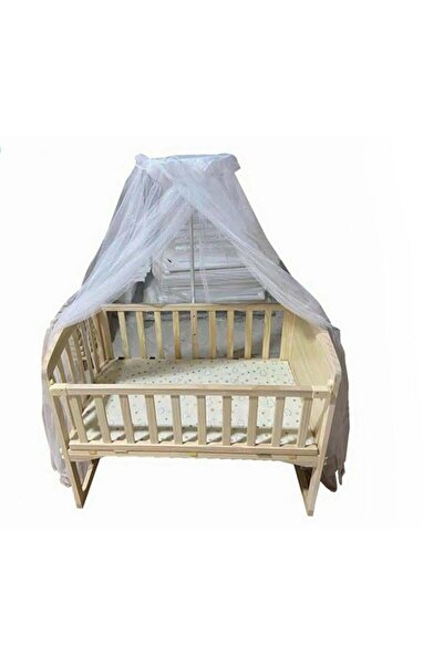 Rally A wooden baby crib with a protective net against insects.