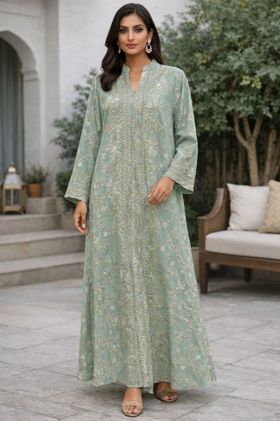 ELLA A Kuwaiti jalabiya with very elegant embroidery.