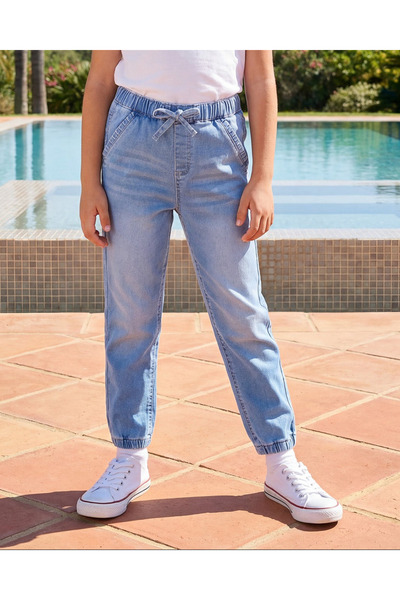 REDTAG بنطلون جينز ضيق للبنات، فاتح اللون، مزين بكشكشة وجيوب، بقصة رياضية ضيقة