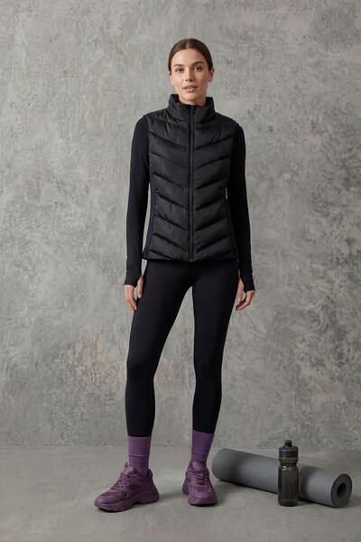 mmetalic Vestă matlasată neagră, fără mâneci, croială slim, cu guler înalt și...