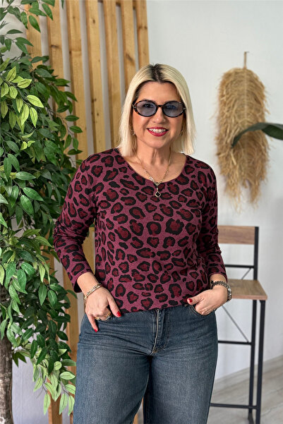 By Esra Celkan بلوزة ليكرا بطبعة الفهد وياقة دائرية باللون العنابي