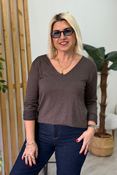 By Esra Celkan بلوزة بنية اللون بياقة على شكل حرف V ونقشة مقرمشة