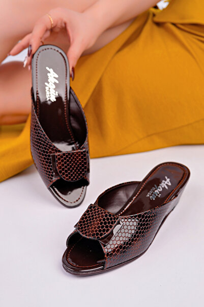 Akgün Terlik Kadın Kahve Yılan Dokulu Şık Ev Terliği