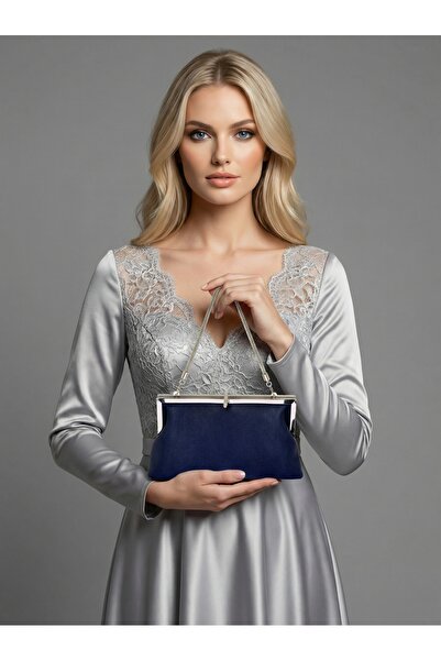 Biçanta Culoare bleumarin, piele moale din satin, detaliu din perle metalice,...