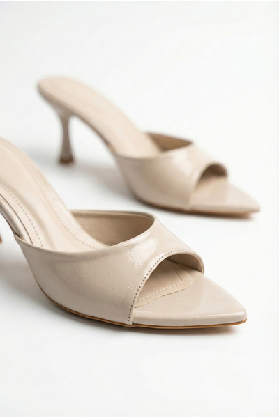 GİAMGİA STORE شبشب نسائي من الجلد اللامع بكعب عالٍ وحزام واحد ومقدمة مدببة لف...