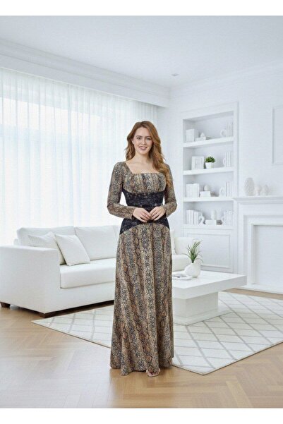 alqarat فستان "أنايا" بنقشة جلد الثعبان وتطريز دانتيل أنيق