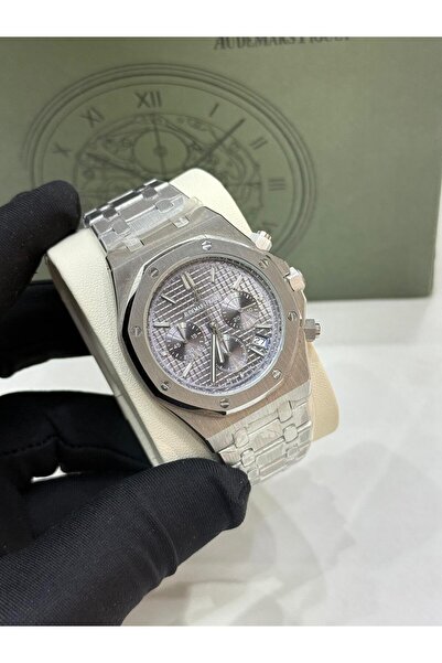 Watch A men's watch with a sophisticated design that combines elegance and pr...