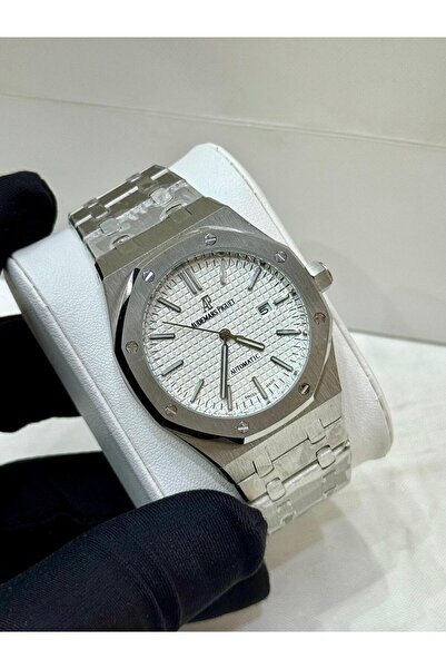 Watch A men's watch with a sophisticated design that combines elegance and pr...