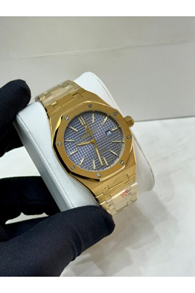 Watch A men's watch with a sophisticated design that combines elegance and pr...