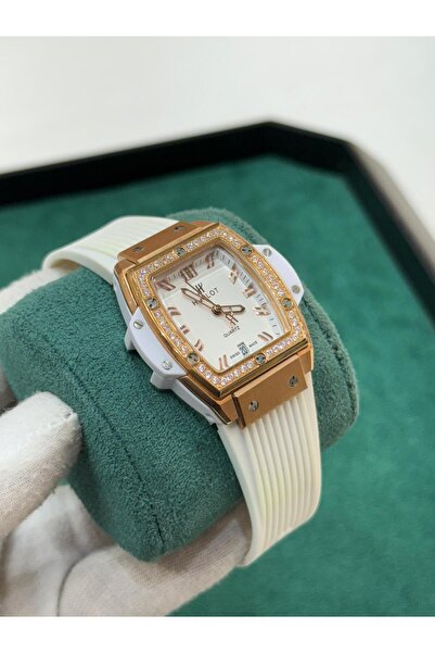 Watch A men's watch with a sophisticated design that combines elegance and pr...