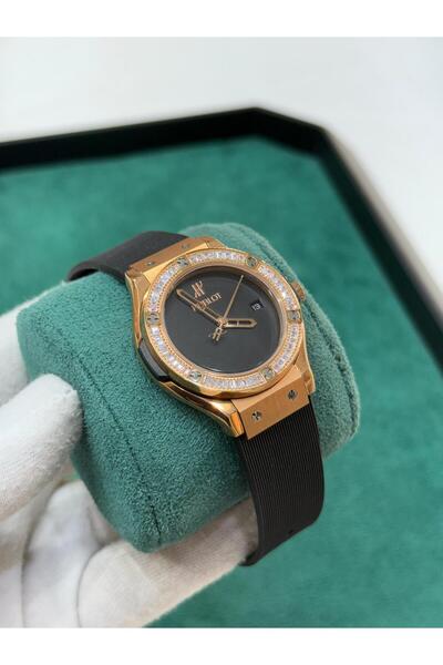 Watch A men's watch with a sophisticated design that combines elegance and pr...