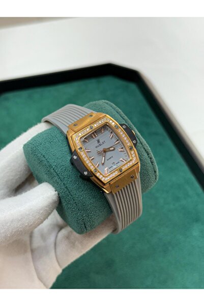 Watch A men's watch with a sophisticated design that combines elegance and pr...