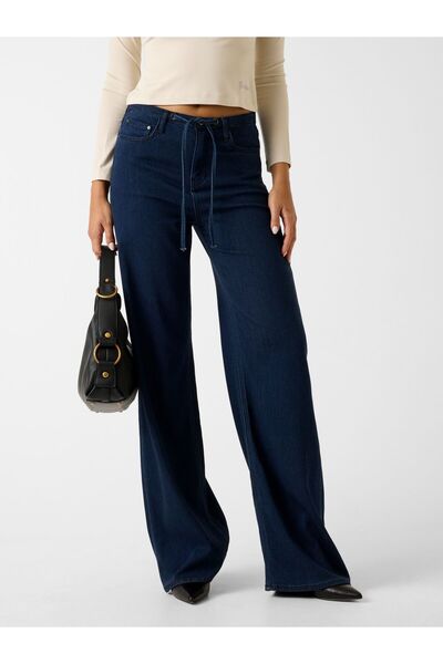 Guess بنطلون جينز قصة ساق واسعة من الليوسيل