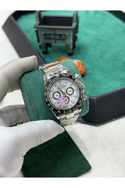 Watch A men's watch with a sophisticated design that combines elegance and pr...