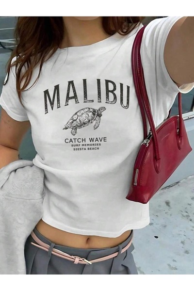 WESTİMO تيشيرت نسائي قصير ضيق برقبة دائرية وطبعة ماليبو ويف