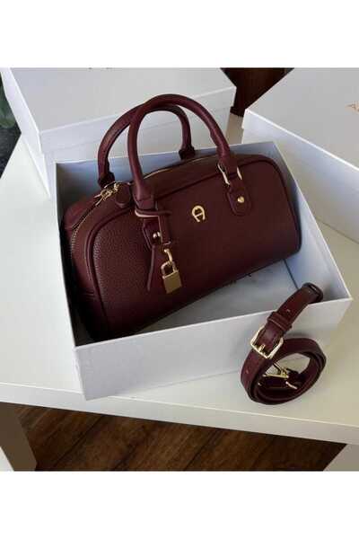 Generic Shoulder bag with accessories, first class