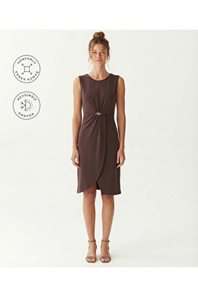 Yargıcı Dar Bisiklet Yaka Kolsuz Elbise