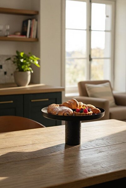 Casco A tall serving tray with a luxurious, modern design.