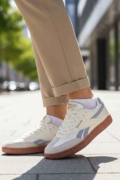 Reebok حذاء رياضي نسائي باللون البيج - حذاء رياضي ريترو بتفاصيل باللون الأزرق...