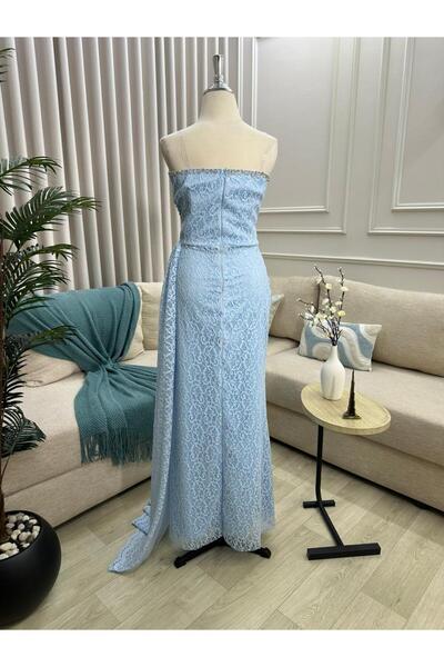 FASHION فستان دانتيل باللون السماوي الهادئ، مصمم بقصة مستقيمة مع ذيل جانبي من...