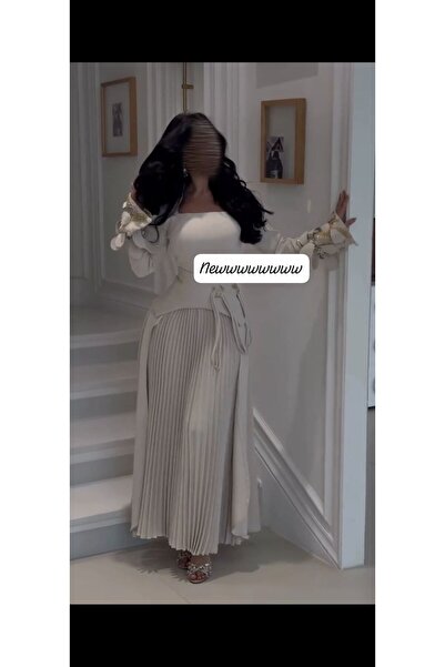 NALA FASHION An elegant evening dress in a sophisticated beige color.